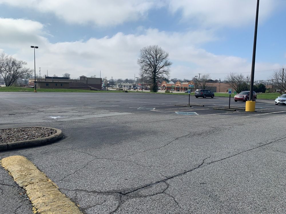 Blackiston Mill Rd Shopping Center: 1418 & 1420 Blackiston Mill Rd, Clarksville, IN 47129